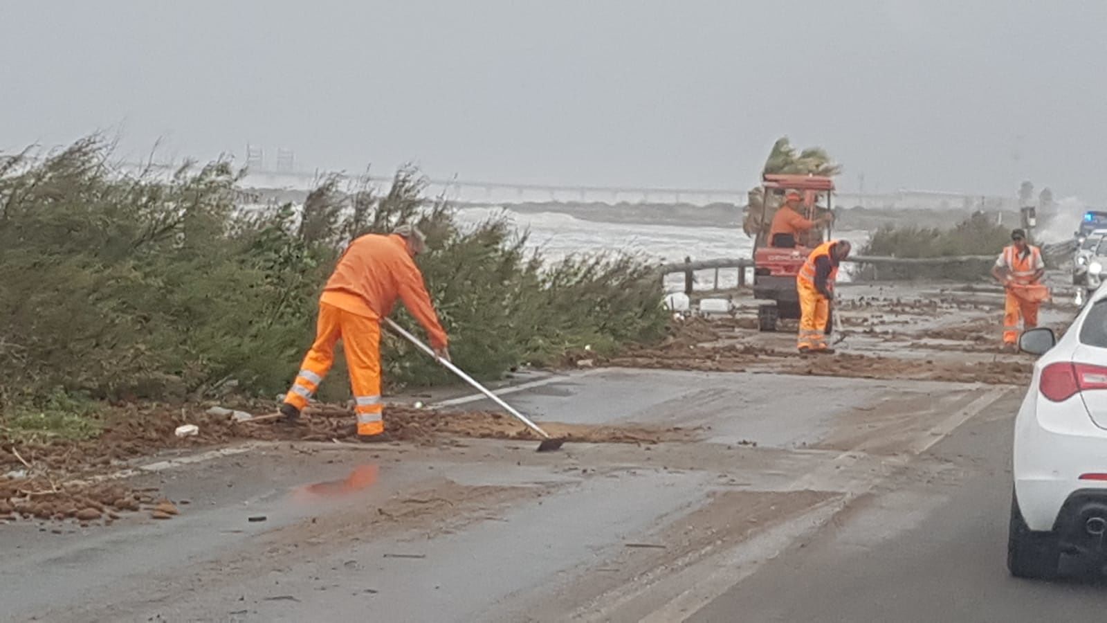 Alghe e detriti sulla Sulcitana, forti rallentamenti verso Capoterra