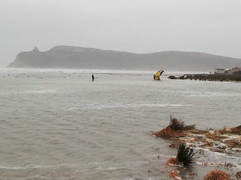 Cagliari, la maxi mareggiata al Poetto non ferma i surfisti: ecco chi sfida le onde