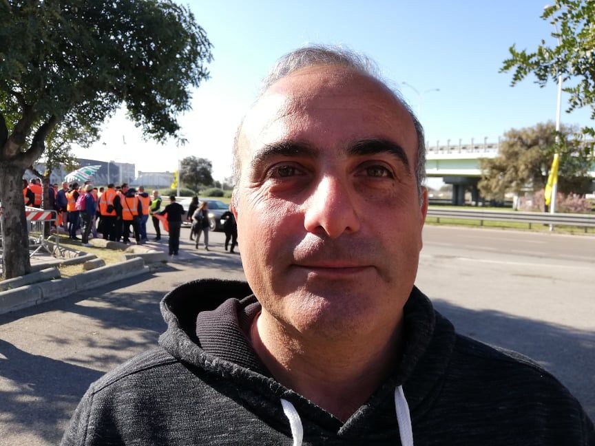 Raffaele di Cagliari, portuale disperato: “A 48 anni sto per perdere il lavoro, sono vecchio per partire fuori dalla Sardegna”