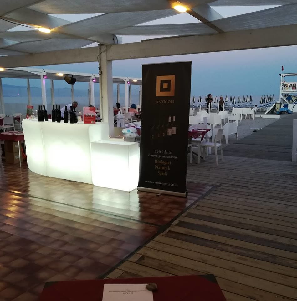 Poetto, clamoroso sfogo di Altamarea: “Chiuso per lutto, è morta la spiaggia di Quartu: 300 famiglie senza lavoro, ben vengano i cinesi”