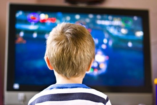 Bimbi davanti alla tv, l’Oms raccomanda: “Non più di un’ora al giorno”