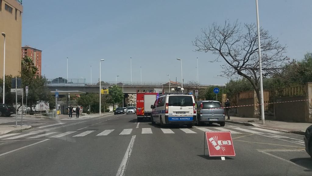 Cagliari, pauroso incidente in via Castiglione: coinvolte auto e moto, traffico in tilt