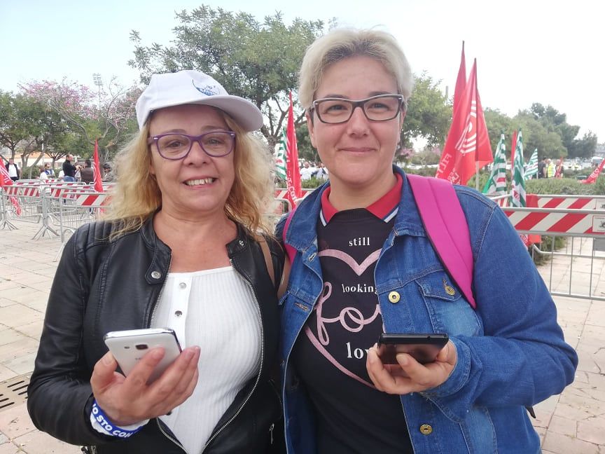 Cagliari, le fan irriducibili di Salvini fuori dalla Fiera: “Siamo venute solo per farci un selfie insieme a lui”