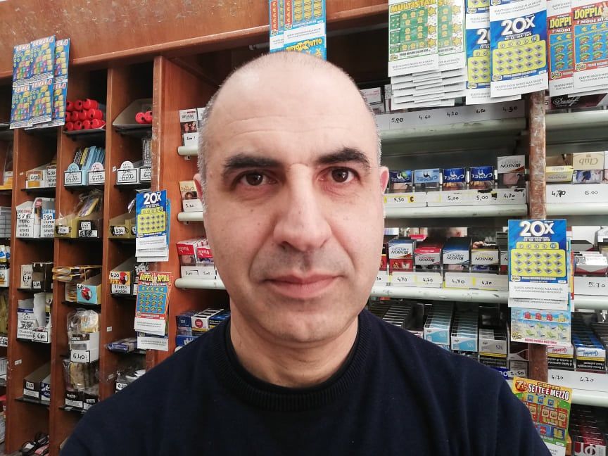 Francesco, tabaccaio di via Scano: “È una strada di passaggio, assurdo far pagare tutti i parcheggi”