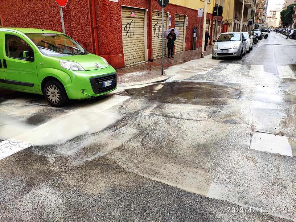 Cagliari, maxi perdita d’acqua in via Lai: centinaia di famiglie con i rubinetti a secco per ore