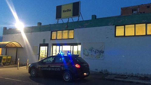 Minaccia cassiere con la pistola e fugge con 500 euro: rapina al supermercato a Selargius