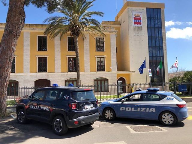 Scritte sul Palazzo Comunale di Iglesias contro le Forze dell’Ordine: due denunciati