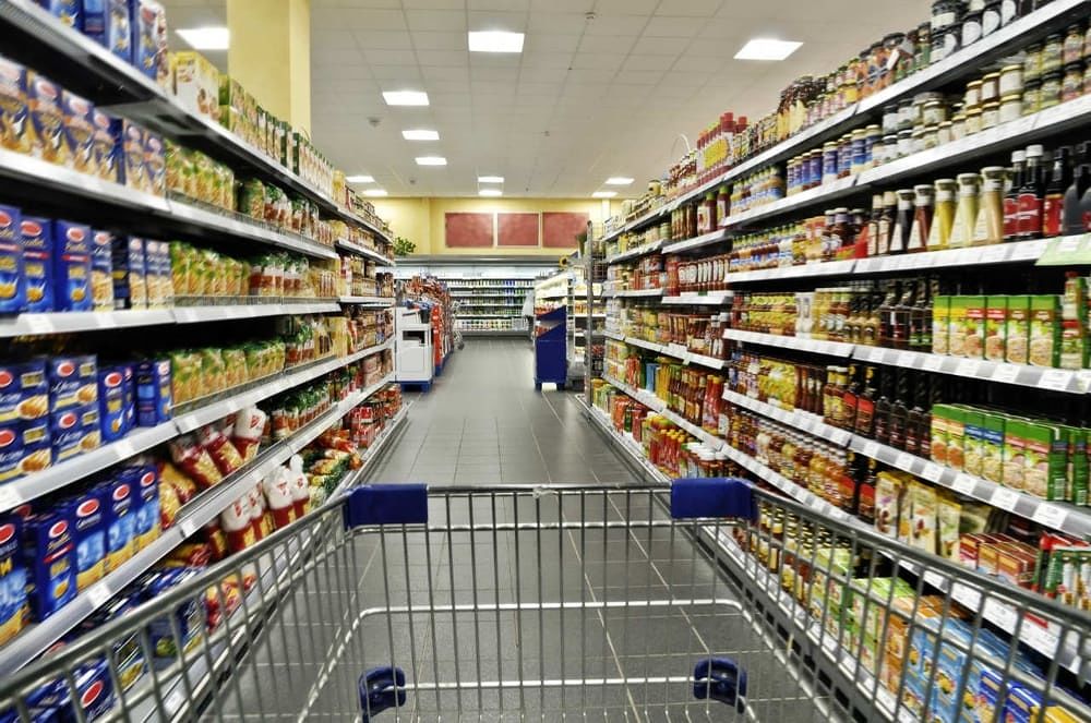 Centri commerciali aperti a Cagliari il 25 aprile, fioccano le polemiche: “I nuovi mostri del consumismo”
