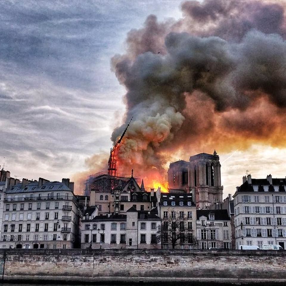 Notre Dame in cenere, rogo disastroso a Parigi: dopo la guglia crolla anche il tetto