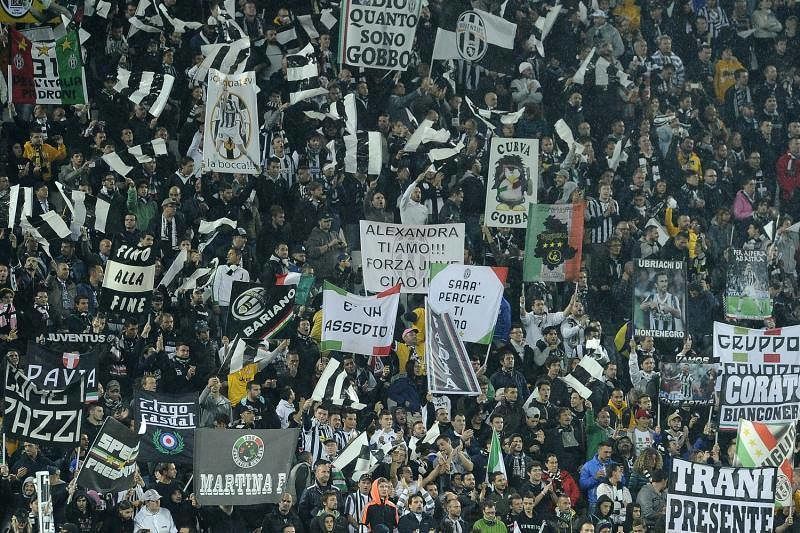 Cagliari, picchia uno juventino minorenne allo stadio perché esulta: denunciato