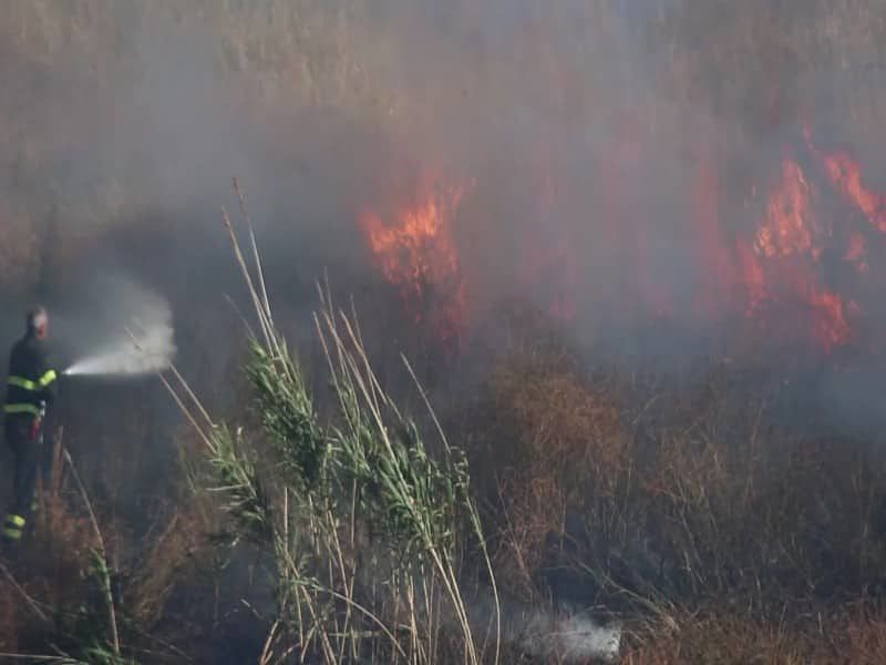 Cagliari, paura a San Bartolomeo per un incendio: fiamme e fumo a pochi metri dalle case