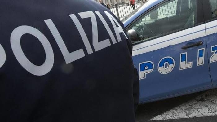 Cagliari, aggredisce un rivale all’aeroporto e gli rompe il naso: Daspo per un tifoso della Spal