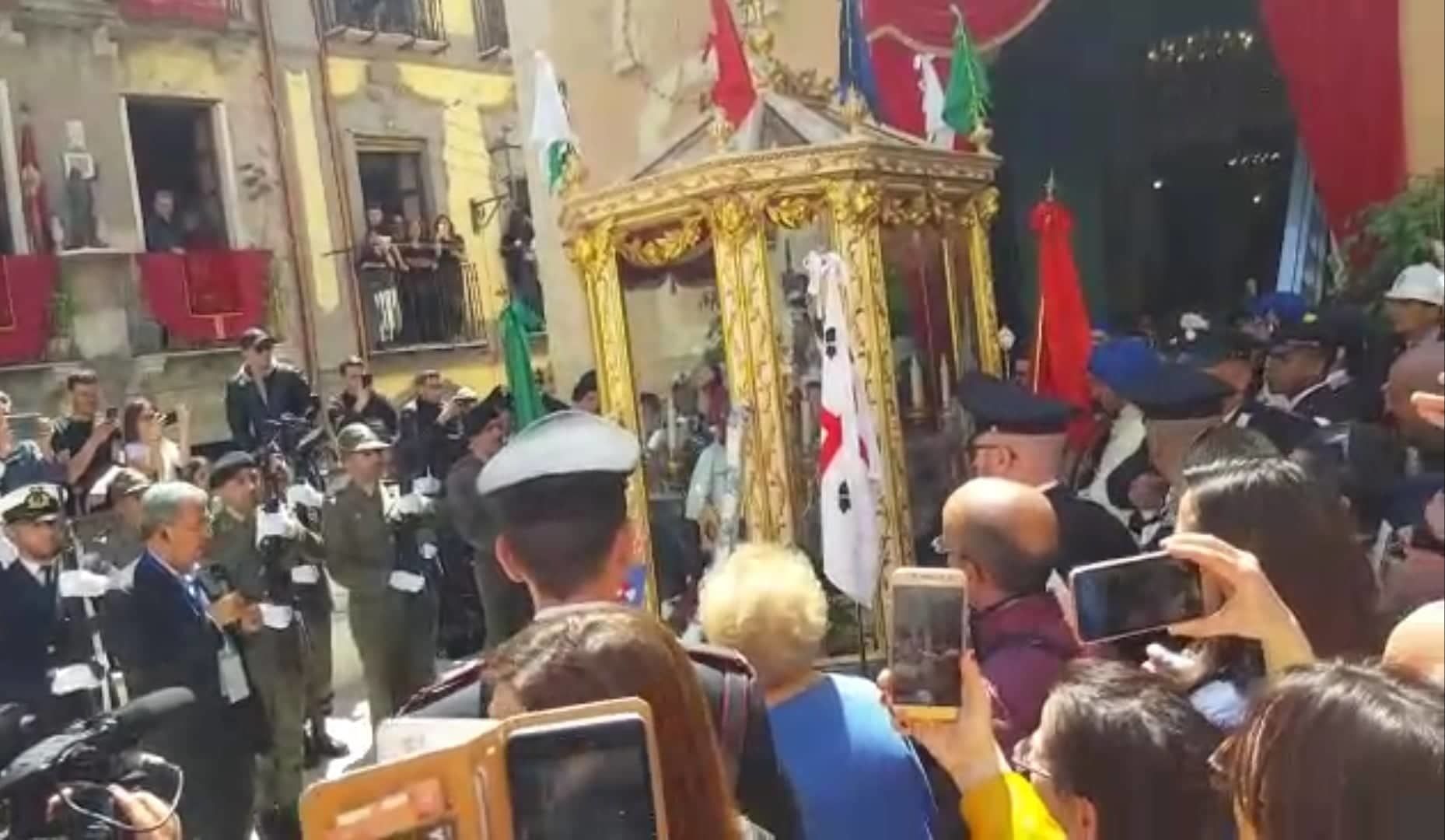 Sant’Efisio esce dalla chiesetta di Stampace, applausi e lacrime tra i fedeli: “Proteggici sempre”