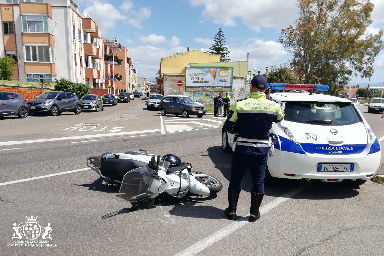 Cagliari, 85enne in auto si scontra con uno scooter e poi si dilegua: identificato, patente ritirata