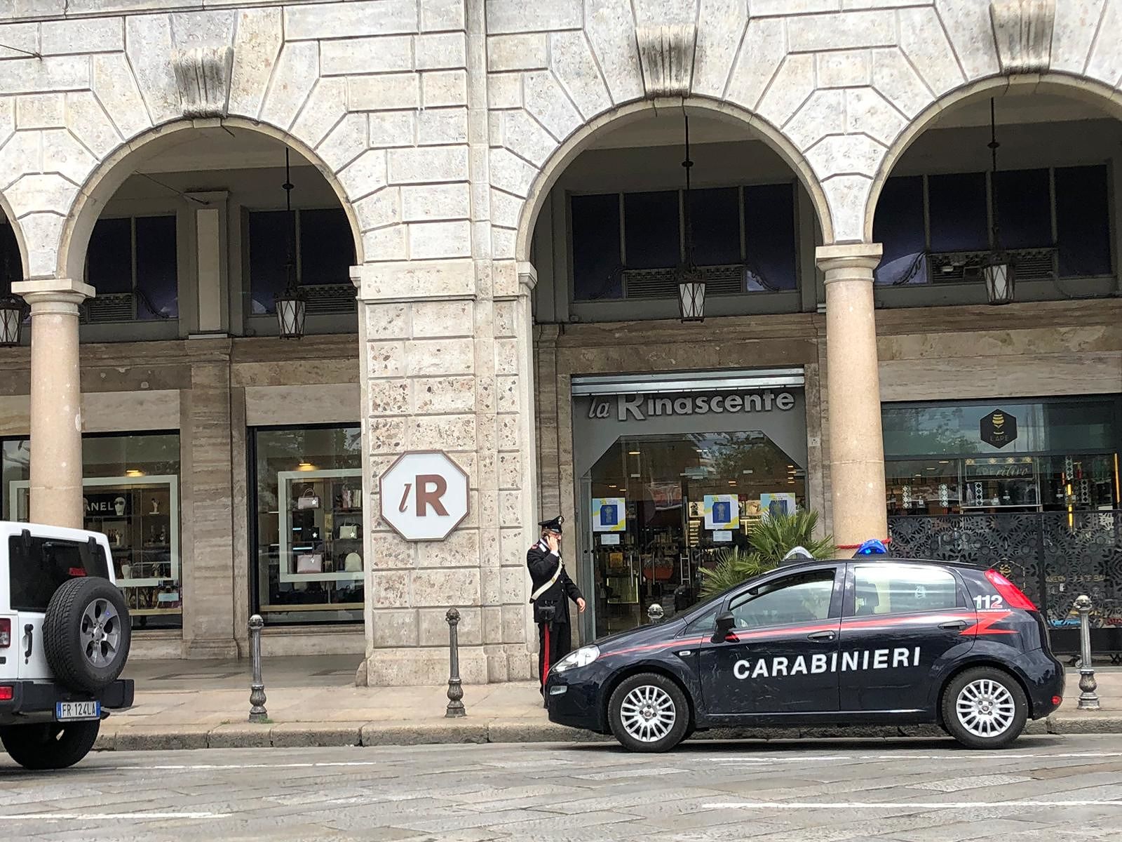 Cagliari, borsa sospetta davanti alla Rinascente: scatta l’allarme bomba, ma era una borsa frigo