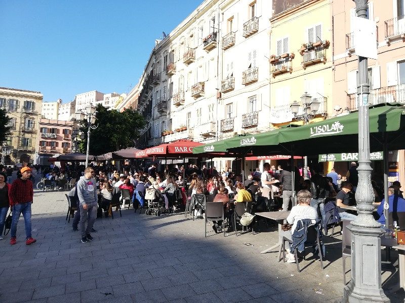 Fiera chiusa a Sant’Efisio, boom di cagliaritani in giro tra via Garibaldi e piazza Yenne nelle storiche vie dello shopping