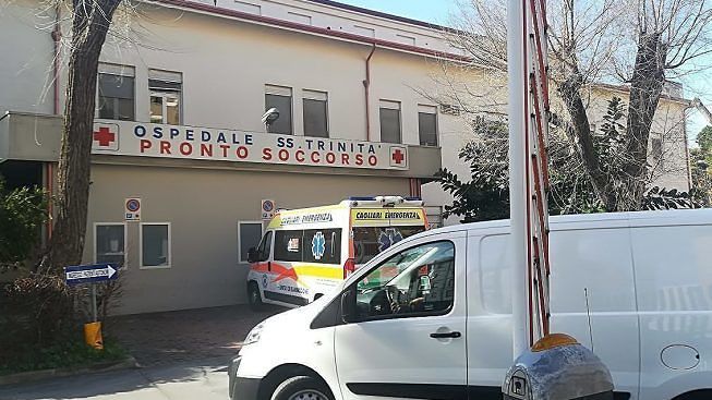 Cagliari, la beffa delle ambulanze al Ss. Trinità: “Spesa doppia perché vengono utilizzate quelle private”