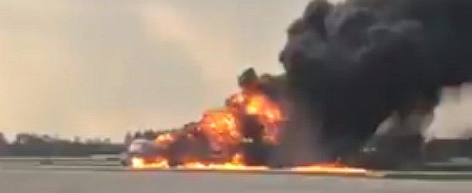 Mosca: aereo in fiamme durante l’atterraggio, dieci morti e diversi feriti