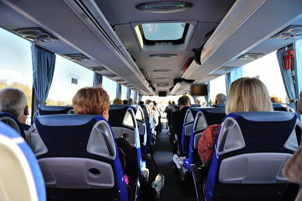 Cagliari, la Municipale ispeziona i bus per le gite scolastiche: autista trovato con patente scaduta