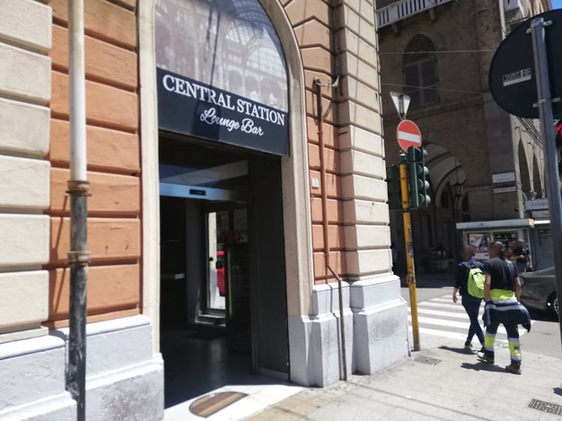 Slot machine irregolari e spaccio di droga, sbarrato per un mese il bar Central Station a Cagliari