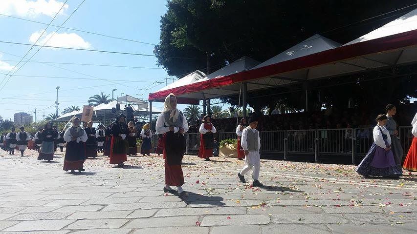 Gli infiniti colori di Sant’Efisio, a Cagliari sfila la tradizione: in migliaia tra Stampace e via Roma