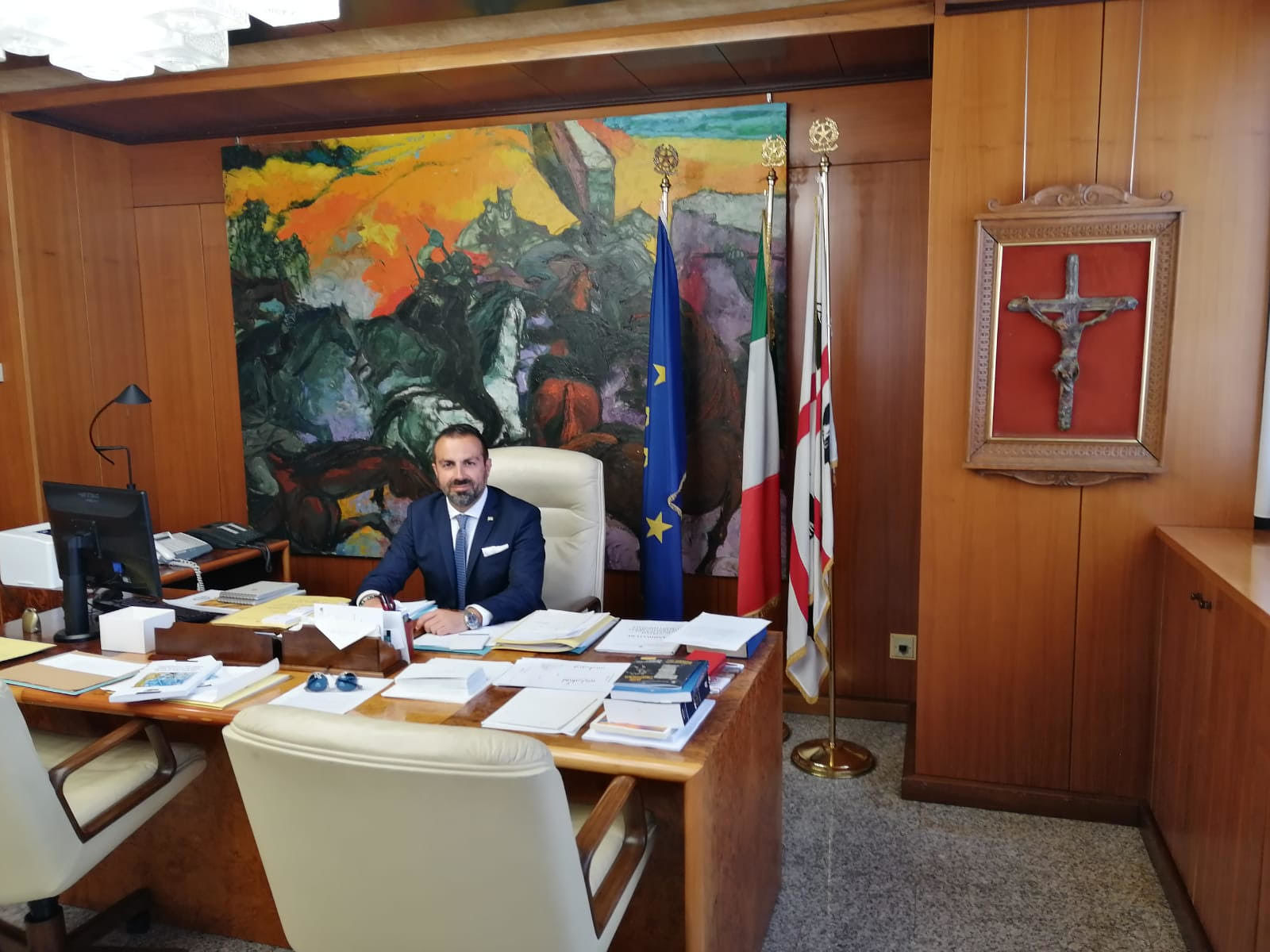 Un crocifisso nella stanza del Presidente Pais: “Simbolo di spiritualità e fede del popolo sardi”