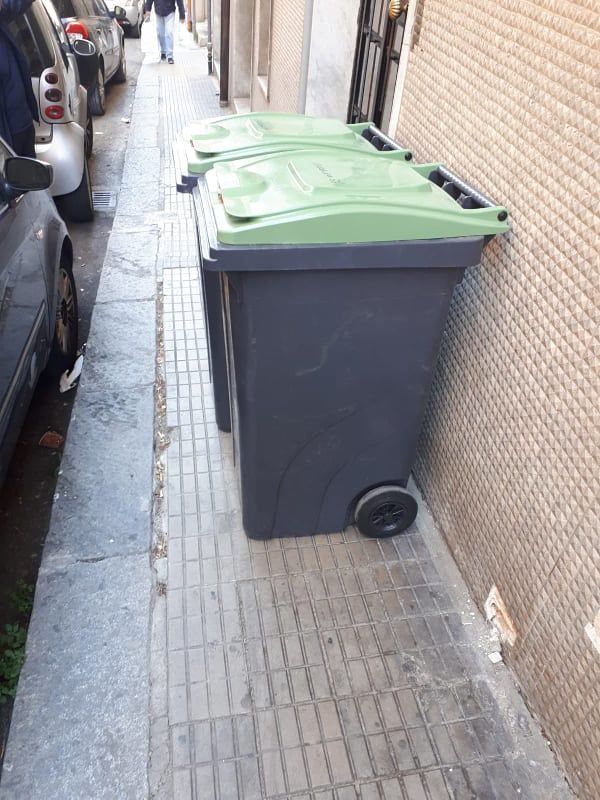 Porta a porta a Cagliari, i mastelli occupano il marciapiede e le carrozzine finiscono in strada