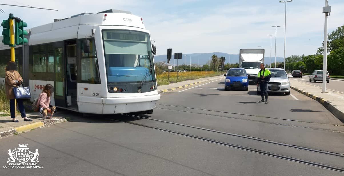 Cagliari, attraversa sui binari e viene travolta dalla metro: 82enne ferita finisce all’ospedale