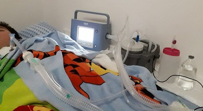 Sinnai, ragazzino in gravissime condizioni senza materiali per le cure: mamma dai carabinieri