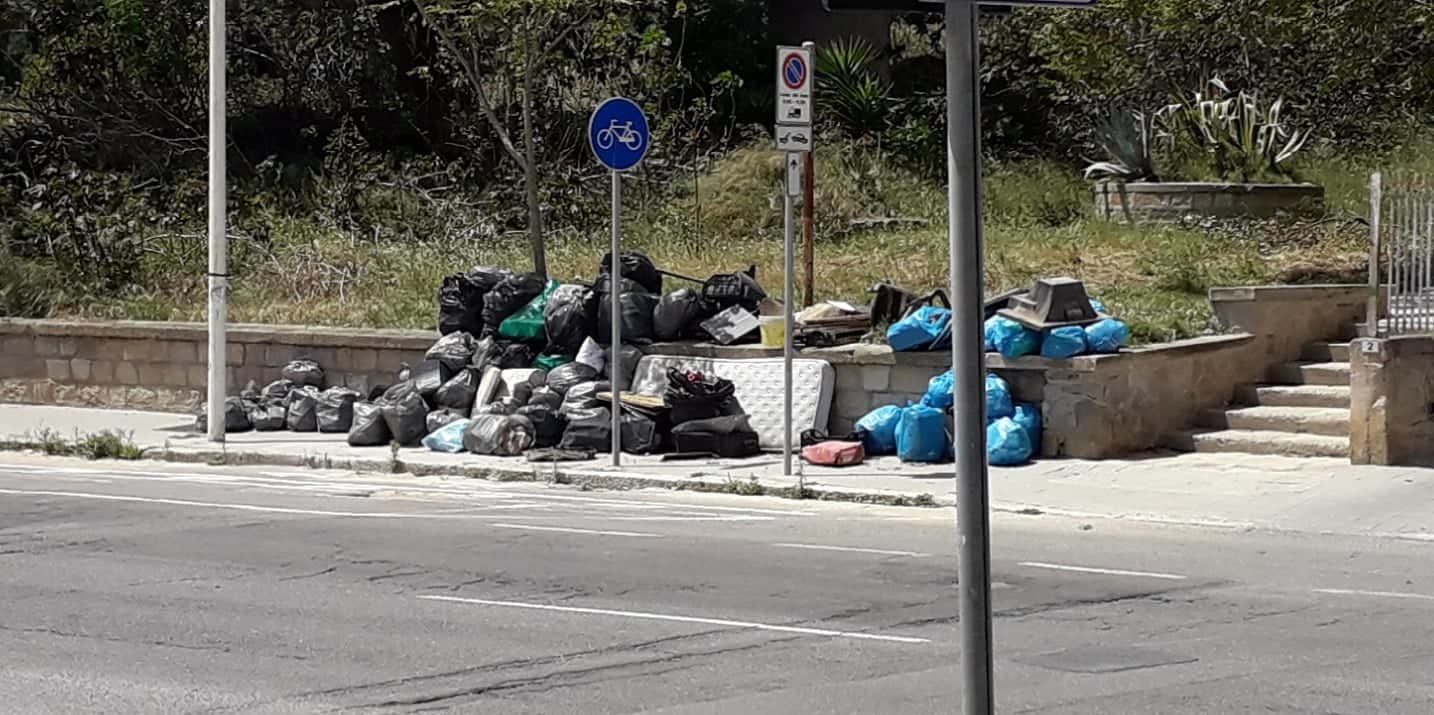 Cagliari, ancora caos rifiuti: “Montagna di spazzatura da giorni in via Flavio Gioia, quando puliranno?”