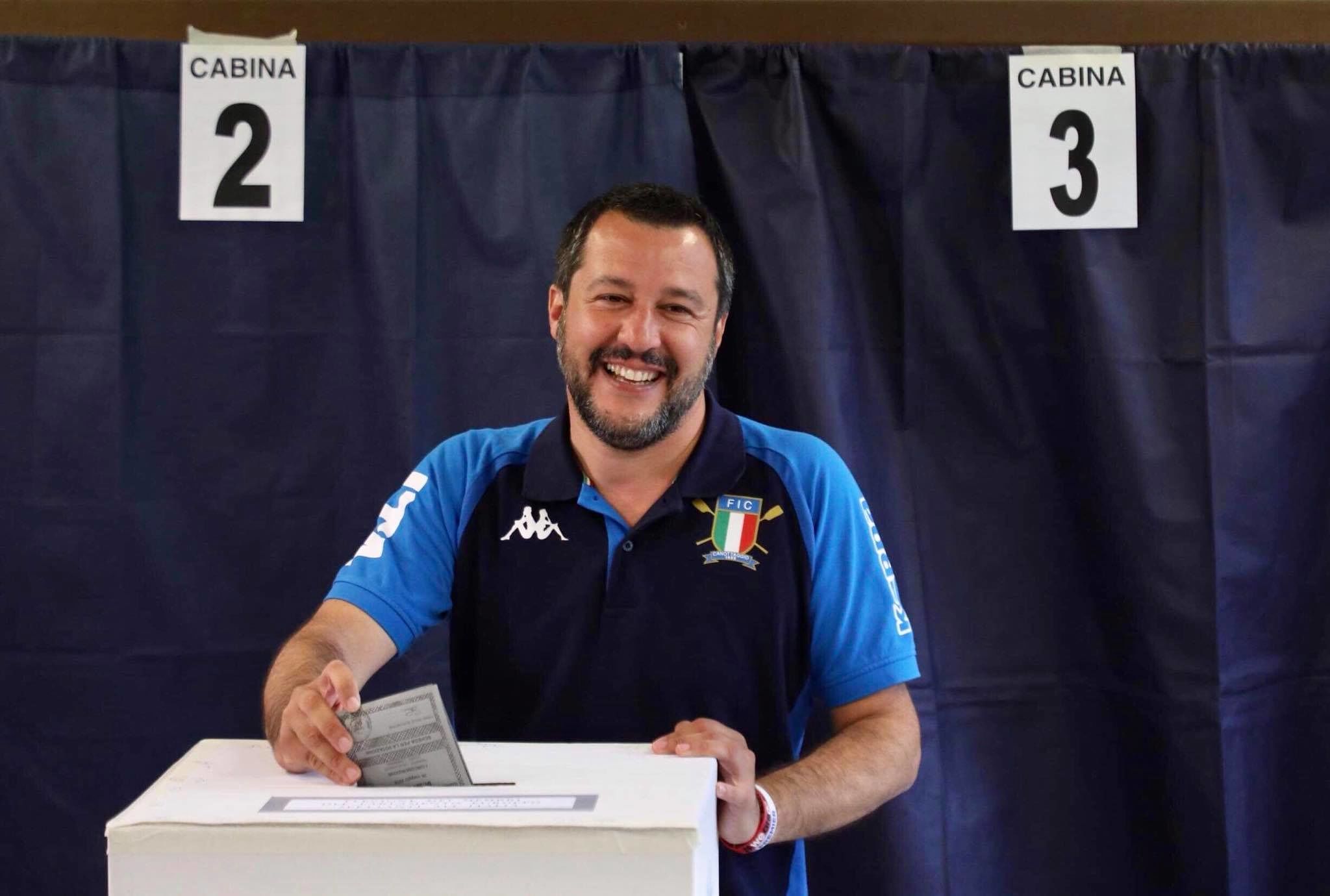 Matteo Salvini, boom Lega al 34 per cento. Bacia il crocifisso: “Ora meno tasse e nessuna poltrona in più”