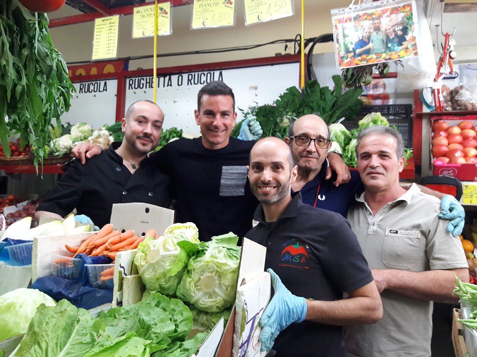 Simone Padoin superstar al mercato di San Benedetto: “Ti prego, resta al Cagliari”