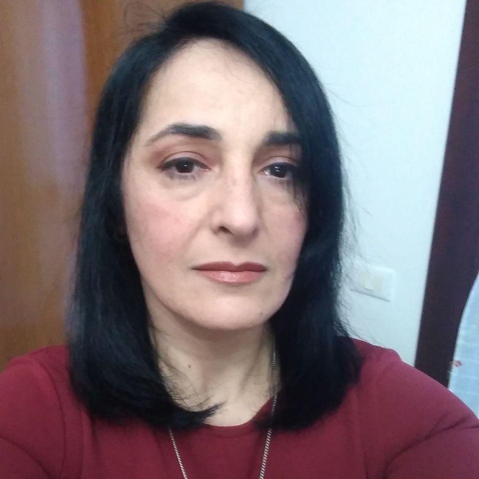 Stefania di Sestu, mamma disperata: “Vendo vestiti e giocattoli sotto casa per poter mangiare”