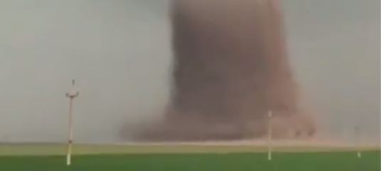 Il video del tornado da record che sfiora il villaggio in Romania: panico su un autobus