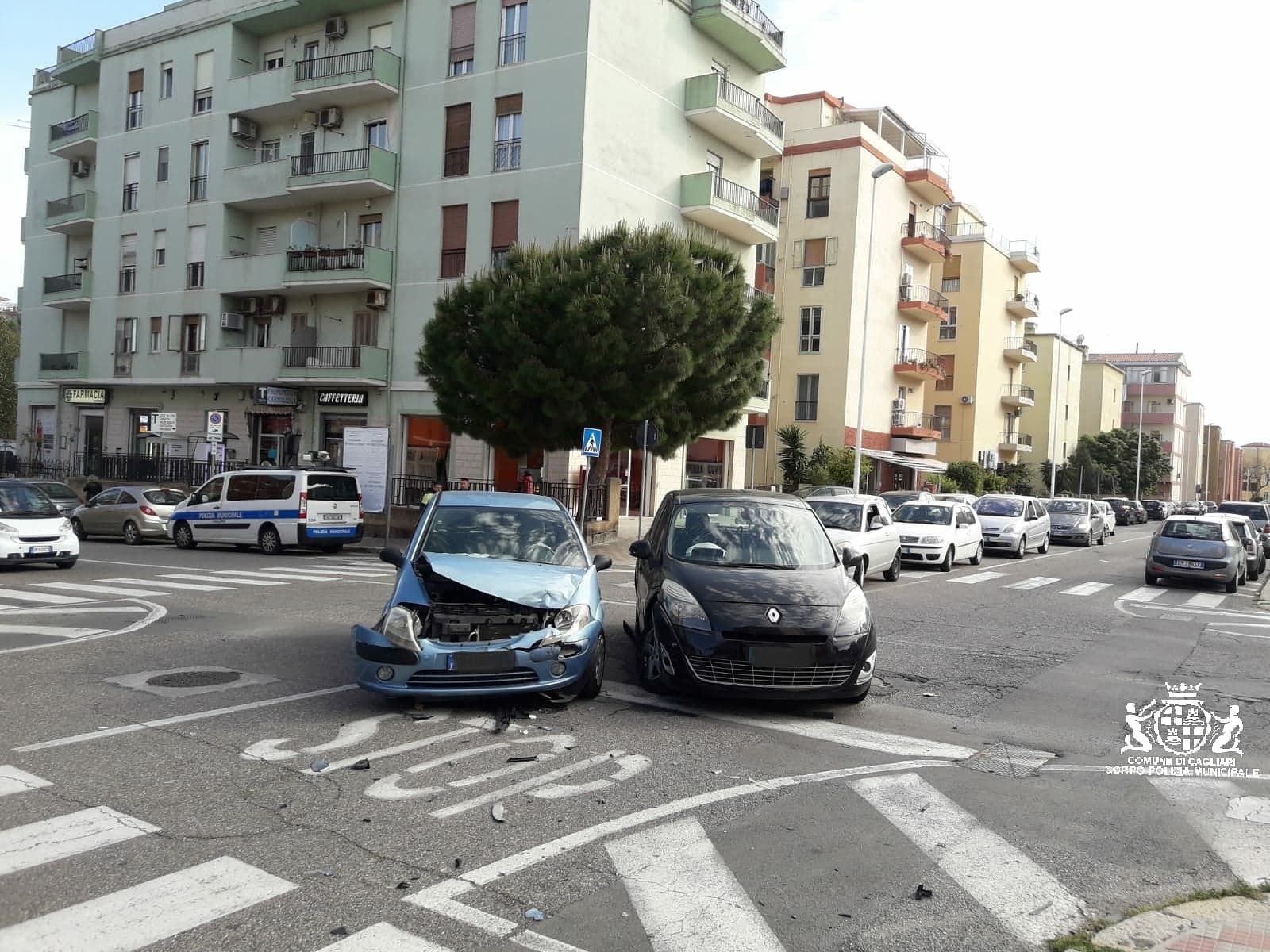 Incidente a Cagliari, scontro tra auto in via Curie: ferito un anziano