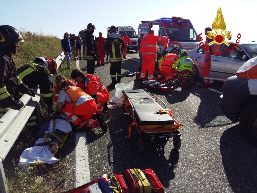 Cagliari, incidente mortale sulla 128: drammatico scontro, un morto e 4 feriti