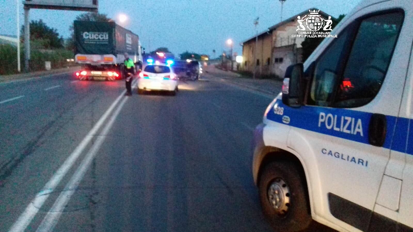 Cagliari, perde il controllo dell’auto e si schianta sul muro di un edificio: 30enne all’ospedale