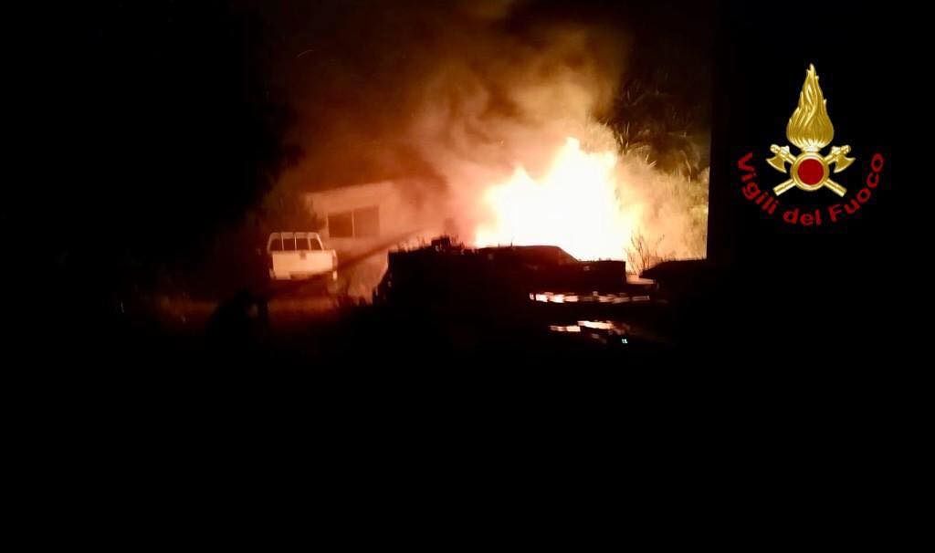 Incendio a Sinnai, tra le fiamme due auto e decine di bombole Gpl