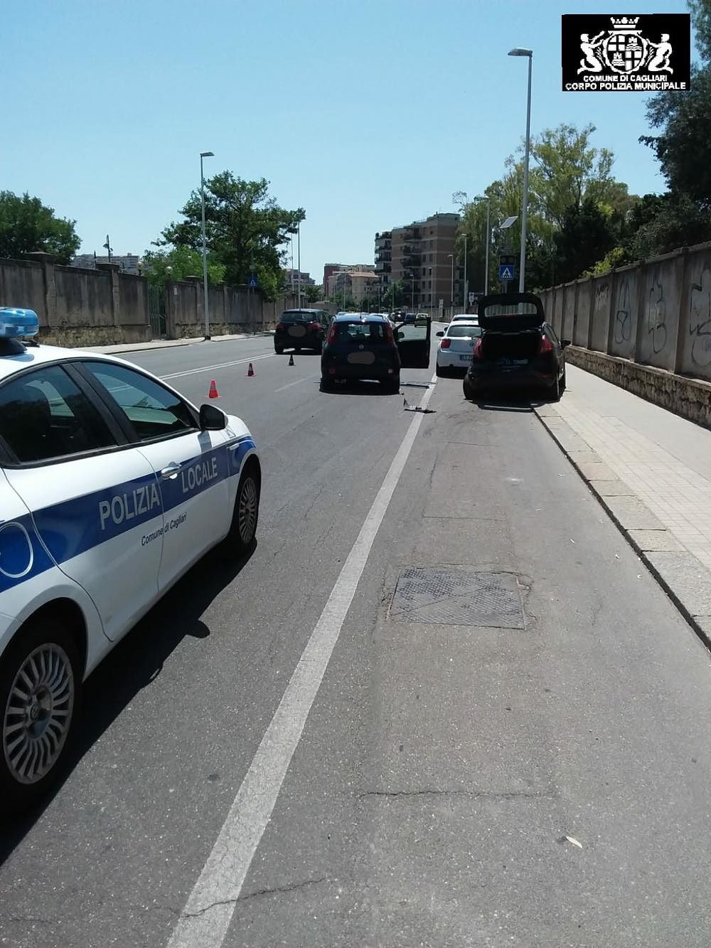 Cagliari, perde il controllo e si schianta su un’auto in via Cadello: minorenne all’ospedale
