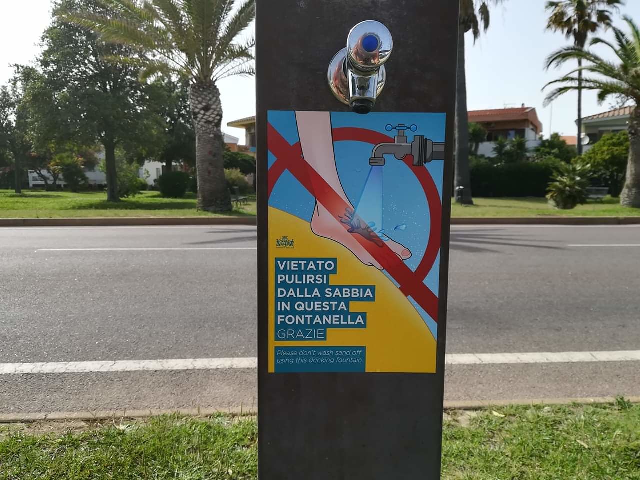 Cagliari, la nuova regola: vietato lavarsi i piedi nelle fontanelle del Poetto