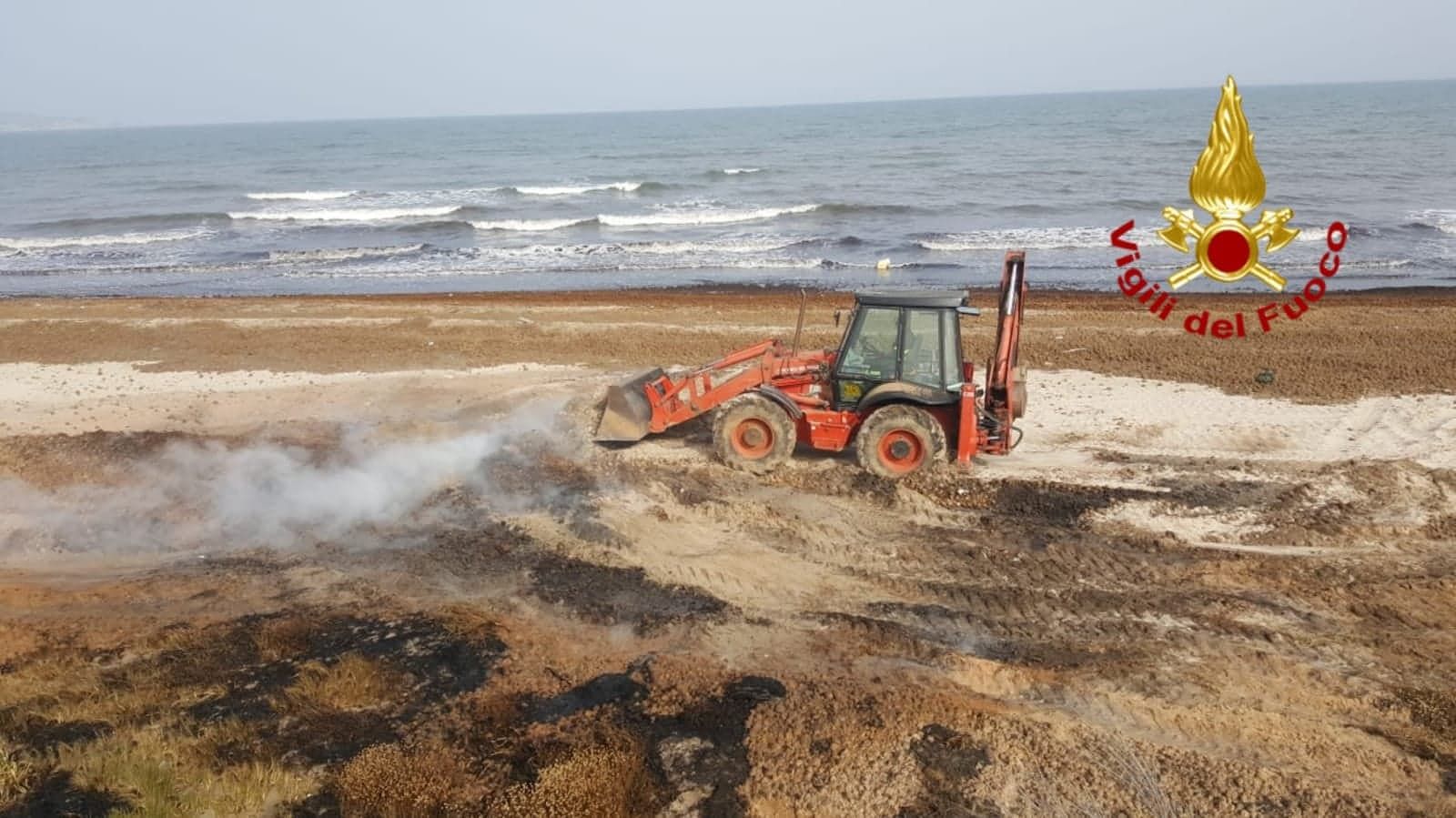 Cumuli di alghe in fiamme a Giorgino, il fumo invade la Ss 195: maxi intervento dei Vigili del fuoco