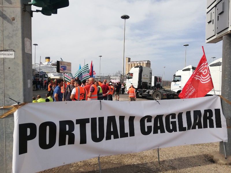 Maxi protesta dei portuali a Cagliari, camion con le merci bloccati all’entrata del porto