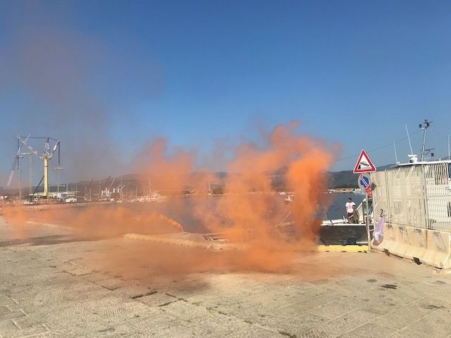 In fiamme barca per escursione in mare al porto di Arbatax: ma è solo un’esercitazione