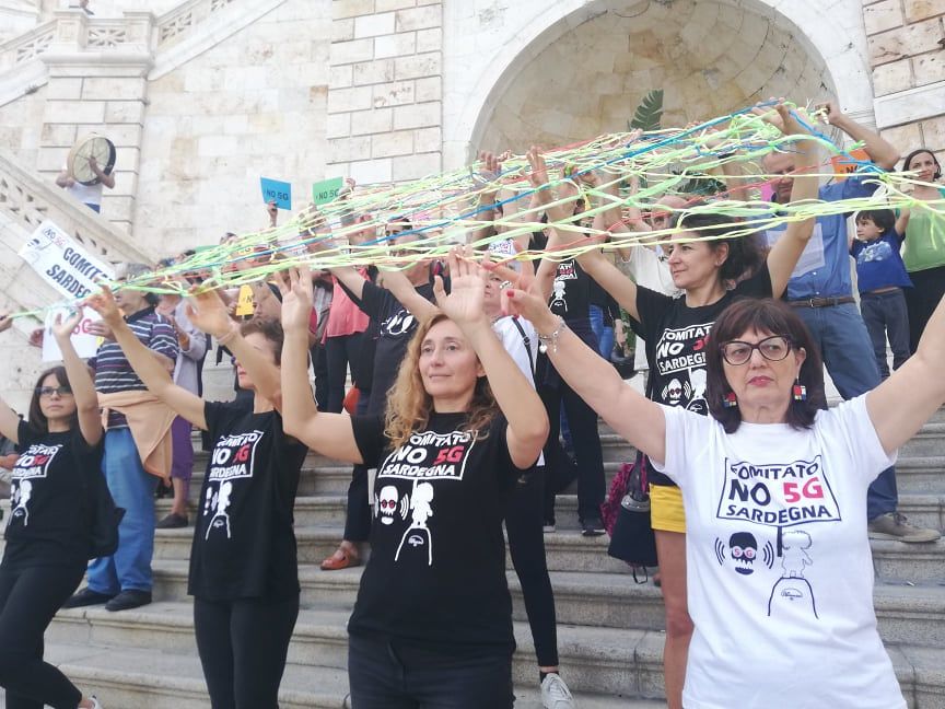Cagliari, in 50 contro il 5G al Bastione: “Non siamo cavie, Truzzu blocchi la sperimentazione”