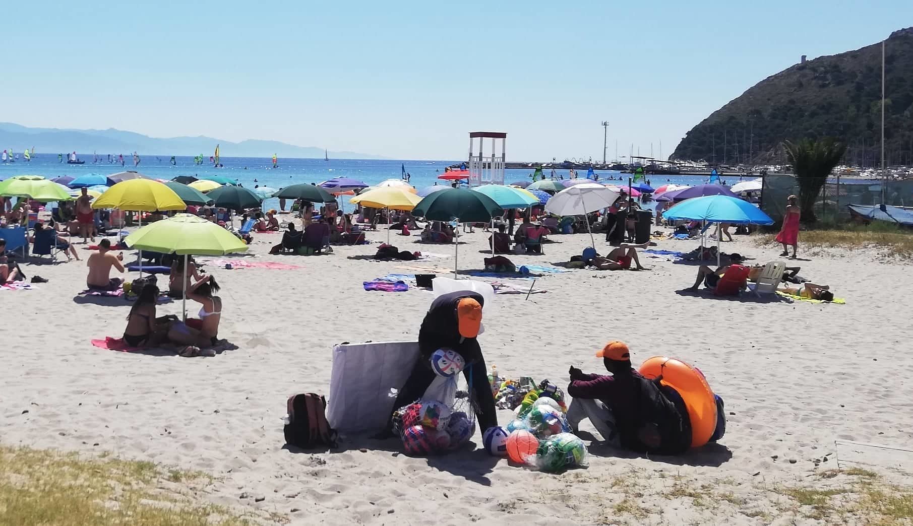 “Stop venditori abusivi in spiaggia”, la proposta della Lega piace a molti cagliaritani: “Troppi anche al Poetto”