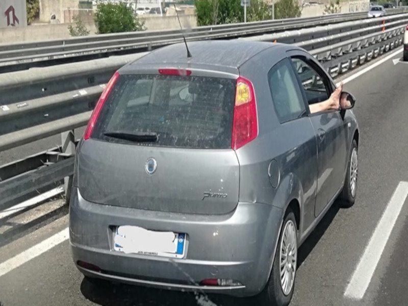 Elmas, il rimedio “aristocratico” al caldo sulla statale: “Donna coi piedi fuori dal finestrino…”