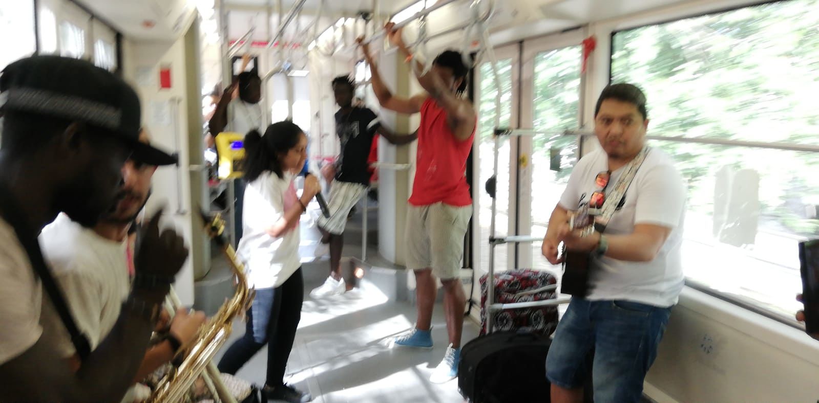 Cagliari, una bellissima festa multiculturale sulla metro tra la città e Monserrato (VIDEO)