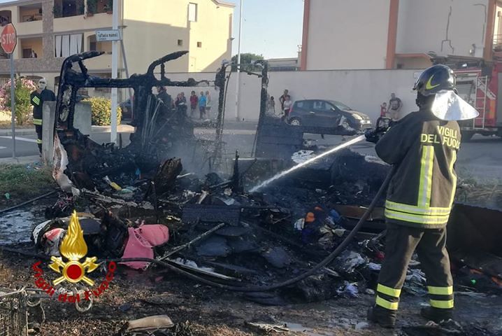 Quartucciu, va a fuoco un camper in un’area di sosta: momenti di paura, vigili del fuoco in azione