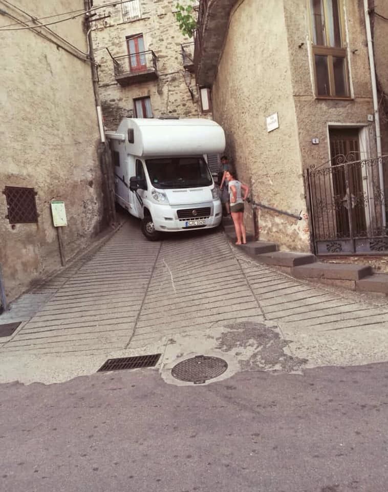 Seui, il camper dei turisti si incastra nelle strade strette: la trappola-disavventura diventa virale
