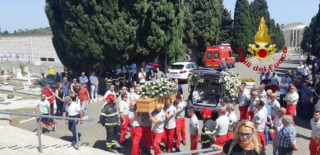 Cagliari, l’ultimo saluto tra le lacrime a Bruno De Silvestri: “Sarai sempre con noi, i vigili del fuoco”